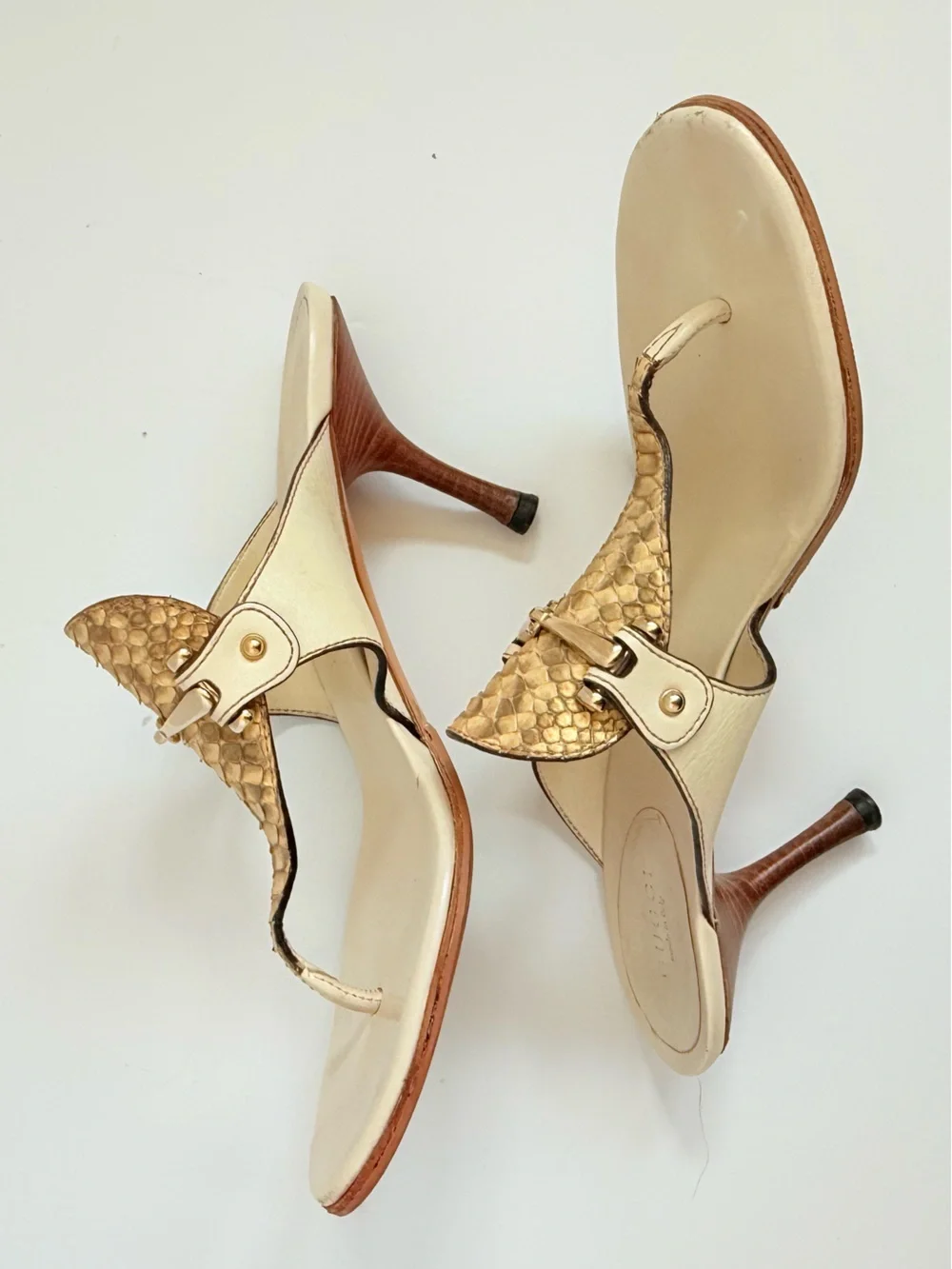 GUCCI Vintage Horsebit Python Leather Thong Sandals Ivory Gold Y2K Heels 8B